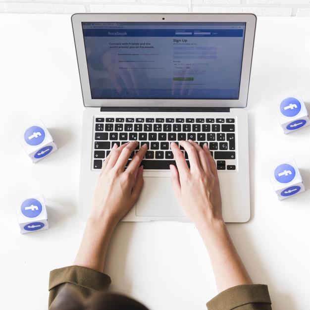 FACEBOOK ALGORITHM or HOW TO BE MORE VISIBLE BY OPTIMIZING THE CONTENT Image of a laptop